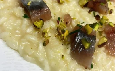 Risotto con lima, parmigiano, sardinas ahumadas y pistachos